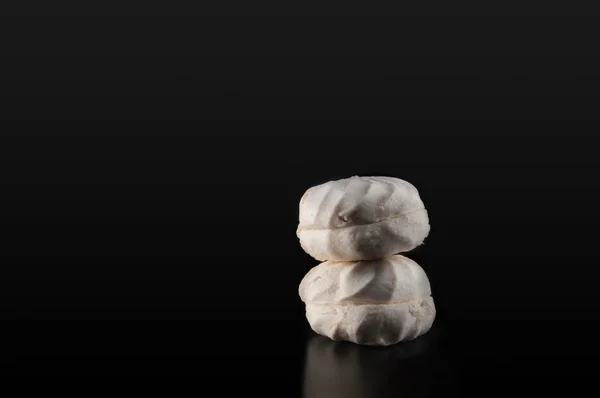 Delicioso branco fofo redondo marshmallows pronto para comer — Fotografia de Stock