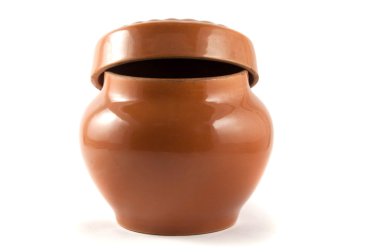 Beyaz arka plan üzerinde kahverengi pot