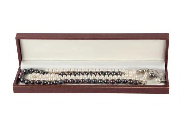 Perlenkette in Schachtel — Stockfoto