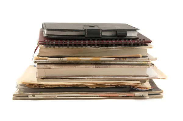 Beyaz arka plan üzerinde izole karışık sırada istifleme dosyaları.