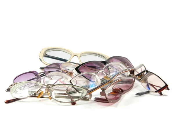Beyaz arkaplanda gözlük