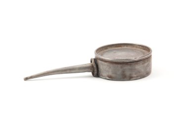 Göl kenarında beyaz arka plan üzerinde petrol