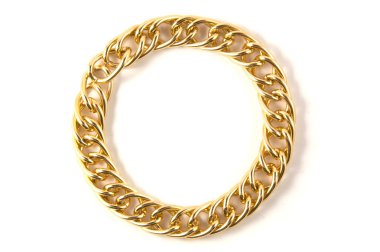 Bükülmüş yüzük altın zinciri. Beyaz izole