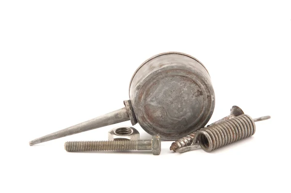 Göl kenarında beyaz arka plan üzerinde petrol