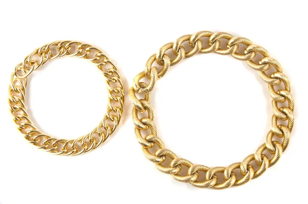 Złoty łańcuch pierścieni skręcone. Na białym tle — Zdjęcie stockowe