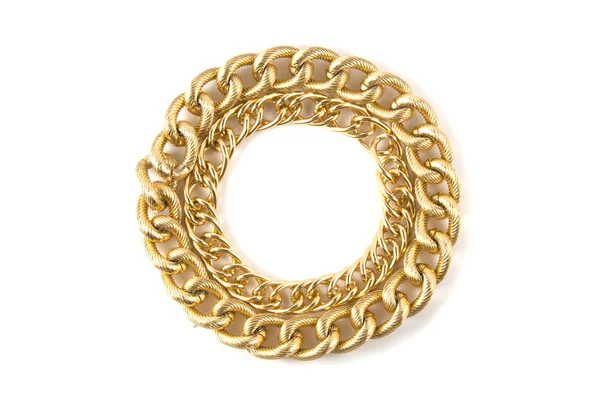 Złoty łańcuch pierścieni skręcone. Na białym tle — Zdjęcie stockowe
