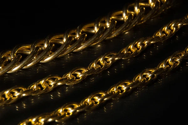 Bükülmüş yüzük altın zinciri. Beyaz izole