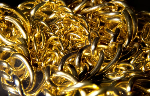 Bükülmüş yüzük altın zinciri. Beyaz izole