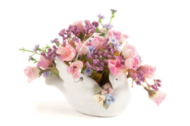 Çiçekler beyaz zemin üzerine tencerede