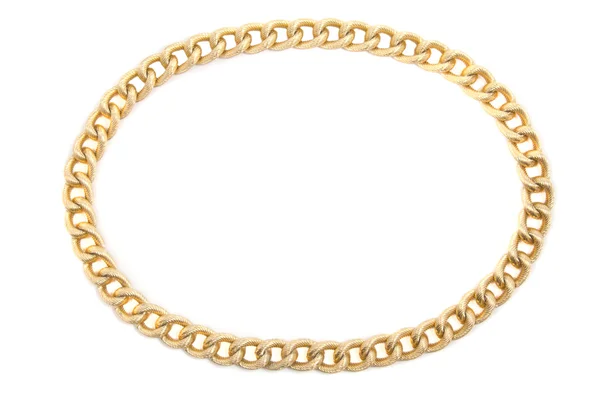 Goldene Kette aus verdrehten Ringen. isoliert auf weiß — Stockfoto