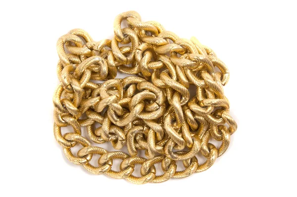 Goldene Kette aus verdrehten Ringen. isoliert auf weiß — Stockfoto