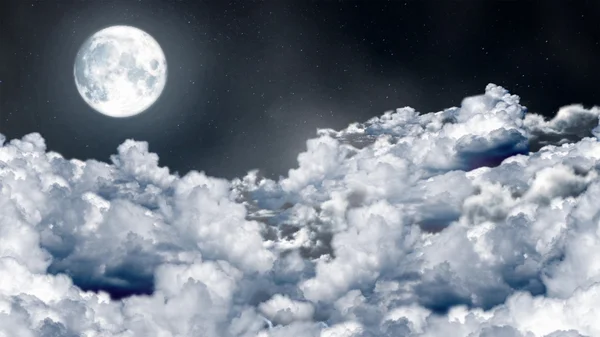 Bewolkt nachtelijke hemel met de maan en sterren Stockfoto
