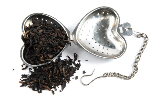 Gedroogde thee in de thee-zeef op witte achtergrond — Stockfoto