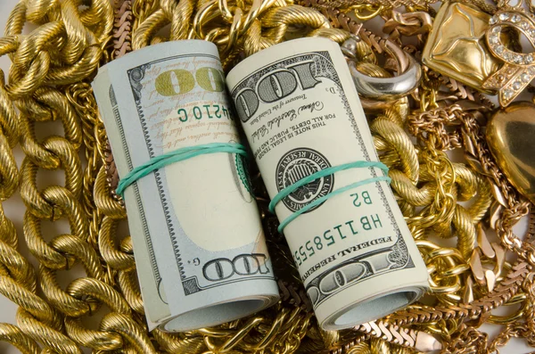 beyaz zemin üzerine altın dolar