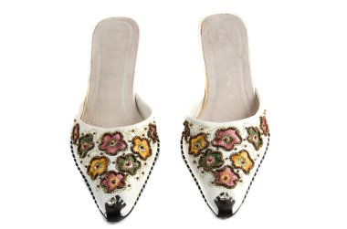 Beyaz arka plan üzerinde izole kadın ayakkabı çifti