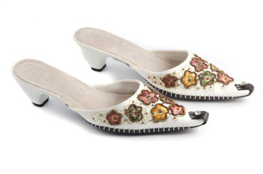 Beyaz arka plan üzerinde izole kadın ayakkabı çifti