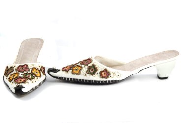 Beyaz arka plan üzerinde izole kadın ayakkabı çifti