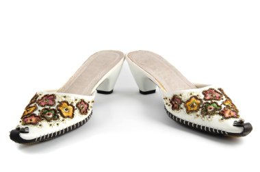 Beyaz arka plan üzerinde izole kadın ayakkabı çifti