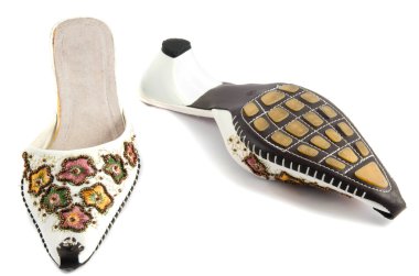 Beyaz arka plan üzerinde izole kadın ayakkabı çifti