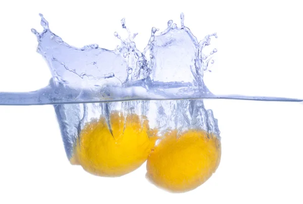 Limão amarelo em respingo de água — Fotografia de Stock