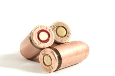 Beyaz arka plan üzerinde izole bir silah için mermi.