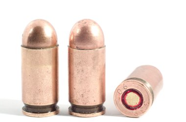 Beyaz arka plan üzerinde izole bir silah için mermi.