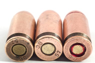 Beyaz arka plan üzerinde izole bir silah için mermi.