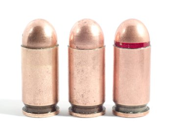 Beyaz arka plan üzerinde izole bir silah için mermi.