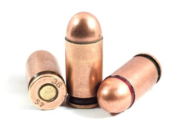 Beyaz arka plan üzerinde izole bir silah için mermi.