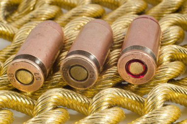 Beyaz arka plan üzerinde izole bir silah için mermi.