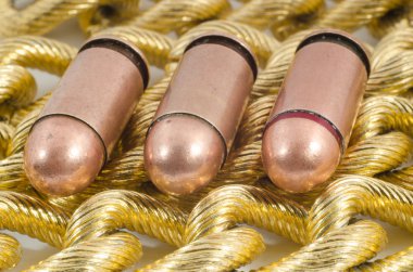 Beyaz arka plan üzerinde izole bir silah için mermi.