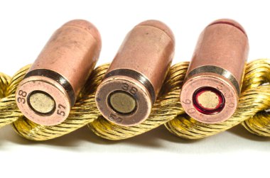 Beyaz arka plan üzerinde izole bir silah için mermi.