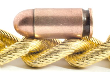 Beyaz arka plan üzerinde izole bir silah için mermi.