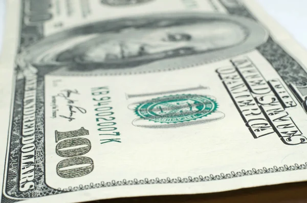 yüz dolarlık banknotlar izole 