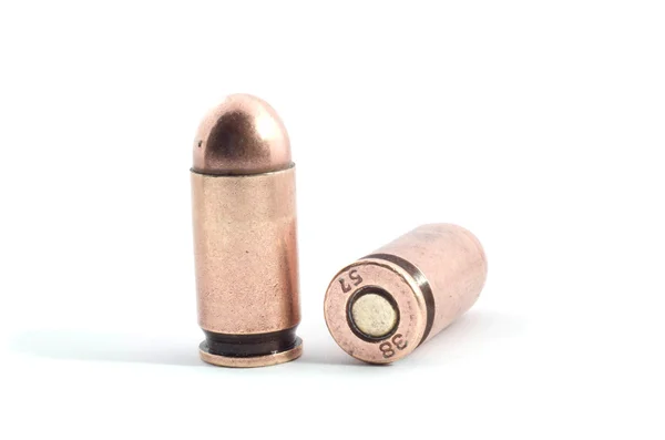 Kugel für eine Pistole isoliert auf weißem Hintergrund. — Stockfoto