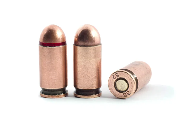 Kugel für eine Pistole isoliert auf weißem Hintergrund. — Stockfoto