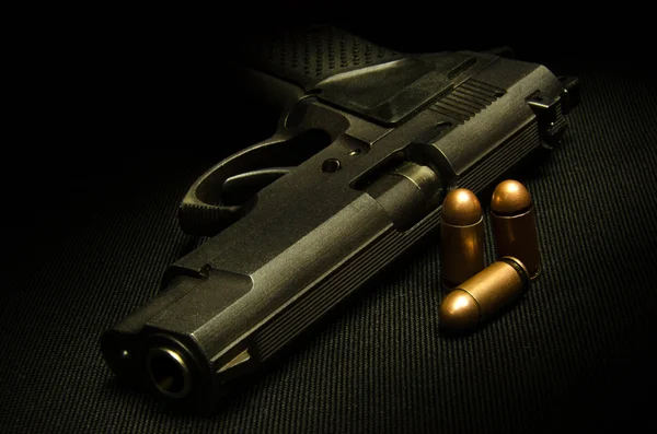 Handfeuerwaffe genau im Blick — Stockfoto