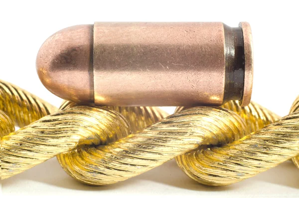 Beyaz arka plan üzerinde izole bir silah için mermi.