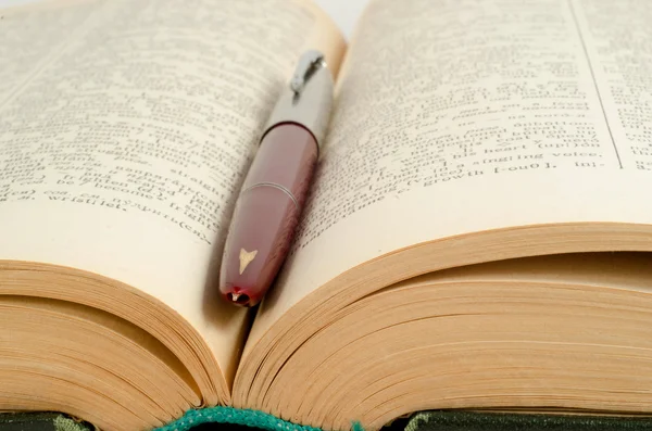 Close up of open textbook with blank pages — Stock Photo, Image