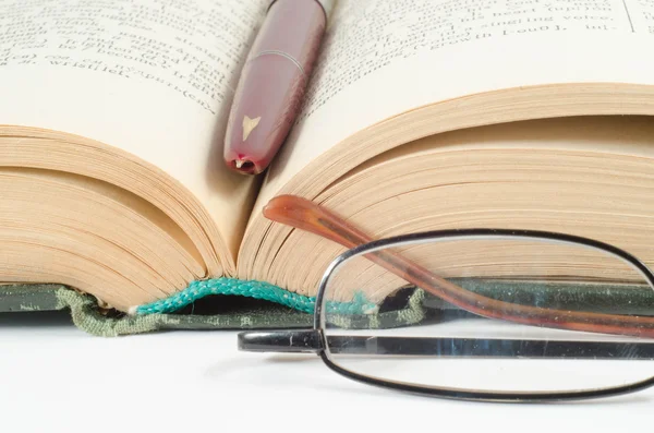 Close up of open textbook with blank pages — Stock Photo, Image