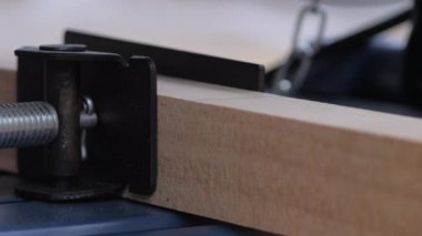 Yakın plan marangoz elleri odun kesmek için elektrikli lif kullanır. İnşaat ve endüstri kavramları inşa etmek