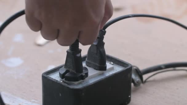 Чоловік Тягне Електричний Шнур Підключений Гнізда Щоб Заощадити Енергії — стокове відео