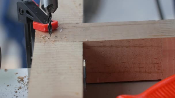 Der Schreiner Bohrt Holz Mit Einer Bohrmaschine — Stockvideo