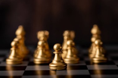 Altın satranç oyuncusu oyunda.