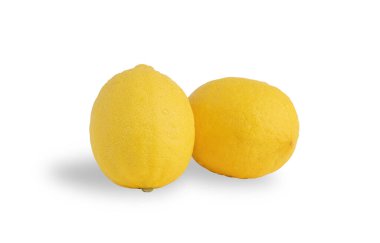 Beyaz arka planda kesme yolları olan iki olgun limon. Limon (Citrus limon), limonu ekşi yapan ve pH değeri olan sitrik asitin yaklaşık% 5 'ini içerir..