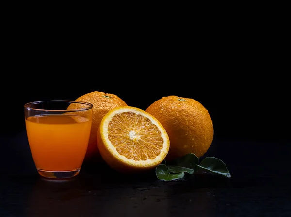 Oranges Fruits Jus Orange Sur Fond Noir Fraîcheur Alimentation Saine — Photo