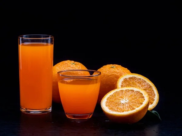 Verres Jus Orange Sur Table Fraicheur Oranges Fruits Sur Fond — Photo