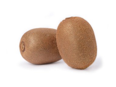 Olgun kivi meyvesi beyaz arka planda izole.