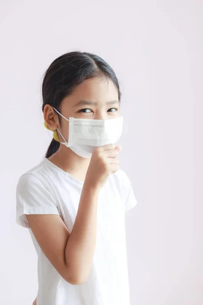유행성 감기인 코로나 바이러스 Coronavirus Covid 아시아 소녀의 생리대를 기침을 — 스톡 사진
