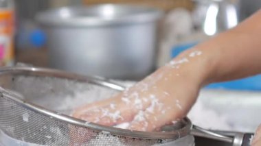 Kadın ellerini kapat Hindistan cevizi sütü sık